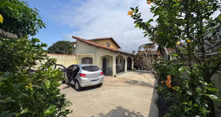Casa com 2 quartos, churrasqueira, jardim e espaço para piscina em itanhaém.