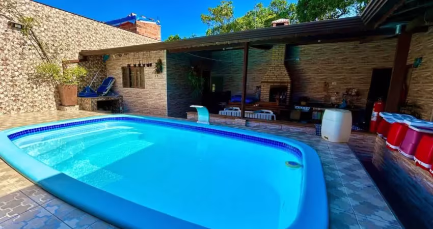 Casa na praia com piscina, 3 quartos, área gourmet e jardim em itanhaém.