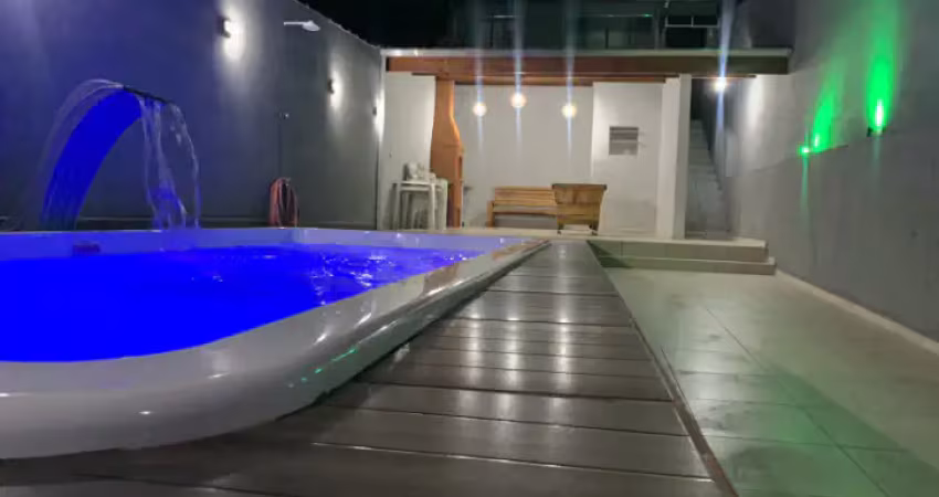 Casa com 2 quartos, piscina e área gourmet em itanhaém.