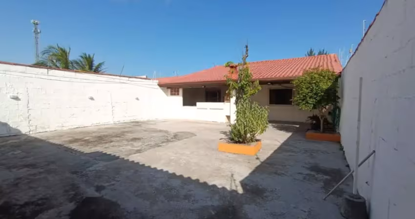 Casa na praia com 4 quartos, área gourmet, espaço para piscina em itanhaém.