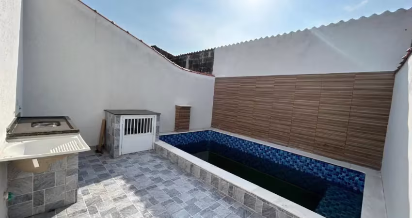 Casa com 2 quartos, piscina e área gourmet em itanhaém.