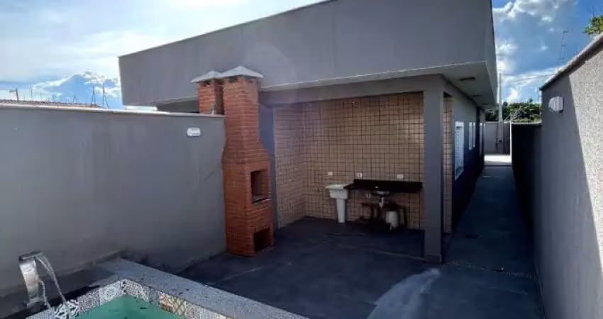 Casa na praia com piscina, 2 quartos e área gourmet em itanhaém.