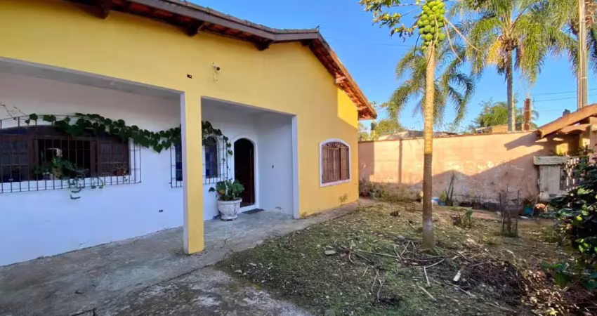 Casa com 3 quartos, churrasqueira e espaço para piscina em itanhaém.