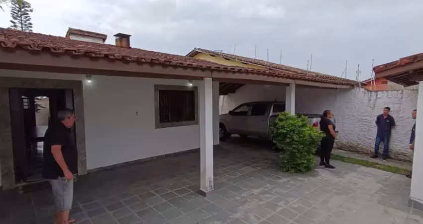 Casa com 2 quartos, espaço para piscina e jardim em itanhaém.