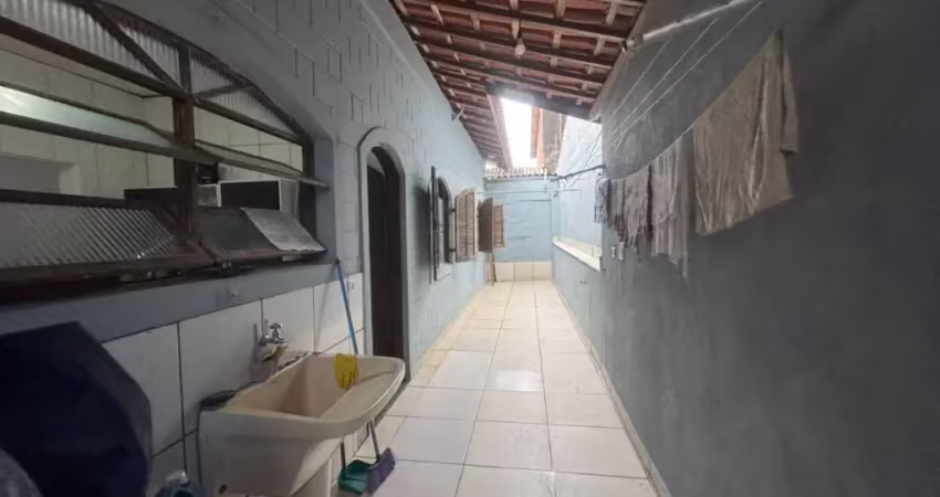 Casa à 80m do mar com 3 quartos, edícula e área gourmet em itanhaém.