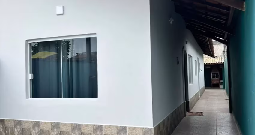 Casa com 2 quartos e área gourmet com churrasqueira em itanhaém.