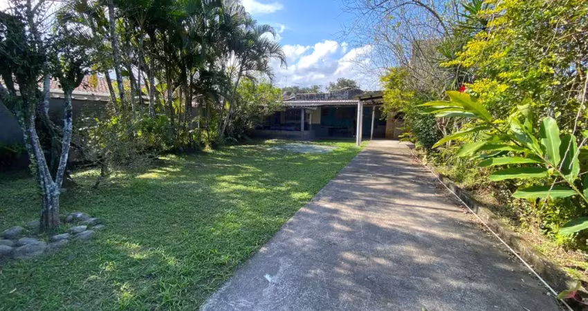 Casa com 2 quartos, área gourmet com churrasqueira e jardim em itanhaém.