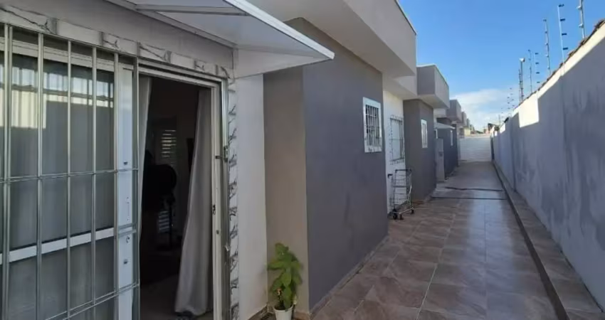 Casa em condomínio com 2 quartos, piscina e área gourmet em itanhaém.