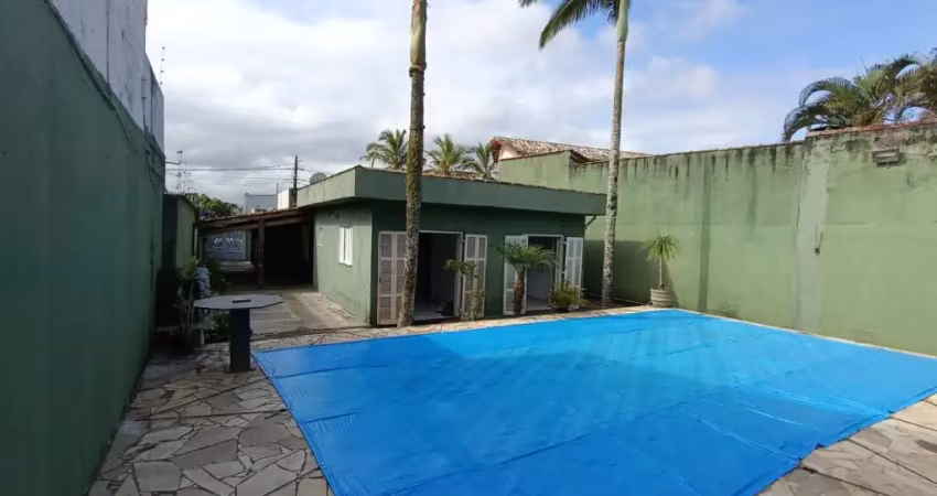 Casa à 174m do mar com piscina e 3 quartos em itanhaém.