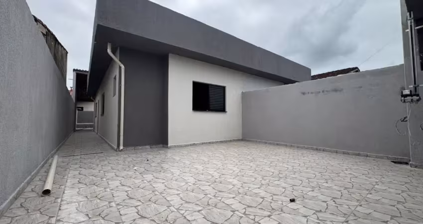 Casa na praia com piscina, 2 quartos e área gourmet em itanhaém.