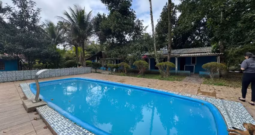 Chácara com 5 quartos, piscina e área gourmet com churrasqueira em peruíbe.