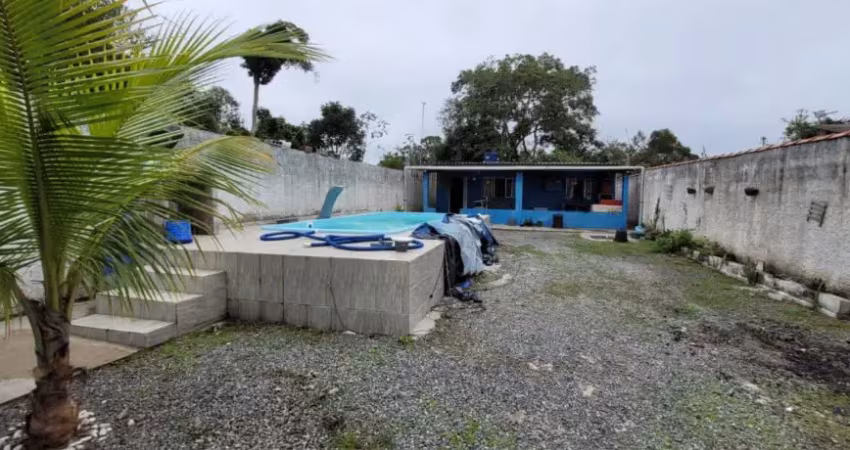 Casa com 2 quartos, piscina e área gourmet em itanhaém - r$ 230.000,00.