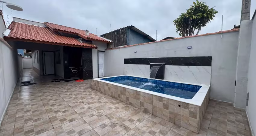 Casa com piscina, 2 quartos e área gourmet com churrasqueira em itanhaém.