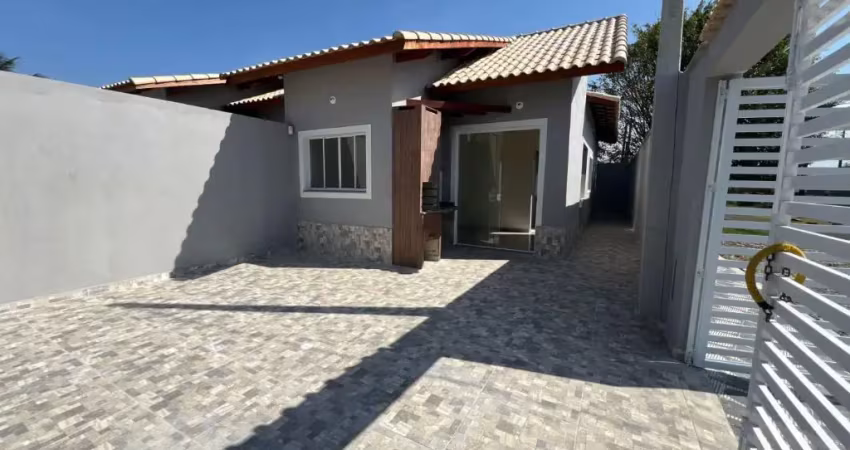 Casa com 2 quartos, piscina e churrasqueira em itanhaém.