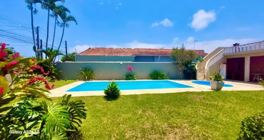 Casa na praia com piscina e 4 quartos em peruíbe - r$ 970.000,00.
