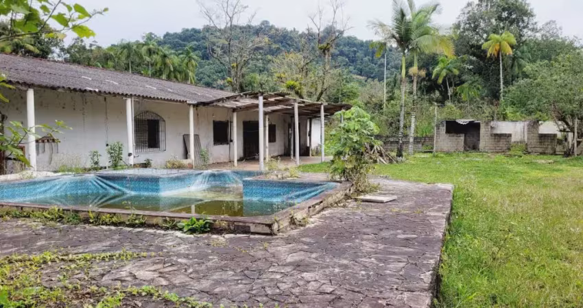 Chácara com 4 quartos e piscina em peruíbe - r$ 220.000,00.