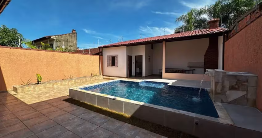 Casa na praia com 3 quartos, piscina e área gourmet em itanhaém.