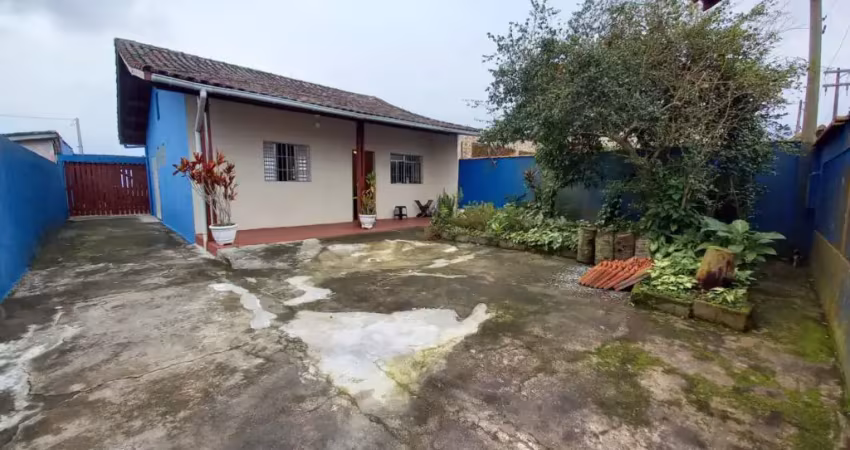 Casa com 2 quartos, espaço para piscina e área gourmet em itanhaém.
