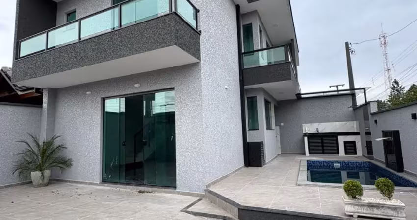 Casa com piscina, 2 quartos e churrasqueira em peruíbe.