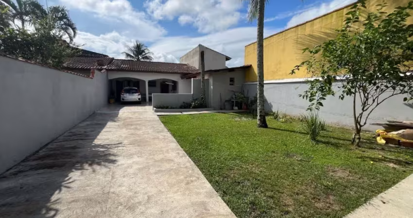 Casa na praia com área gourmet, jardim e espaço para piscina em itanhaém.