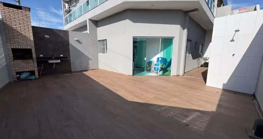 Casa com 2 quartos, churrasqueira e espaço para piscina em peruíbe.