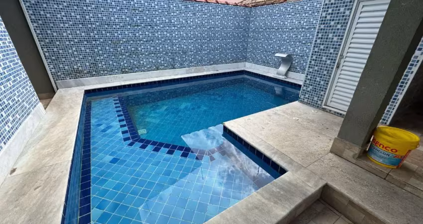 Casa na praia com 4 quartos, piscina e área gourmet em peruíbe.