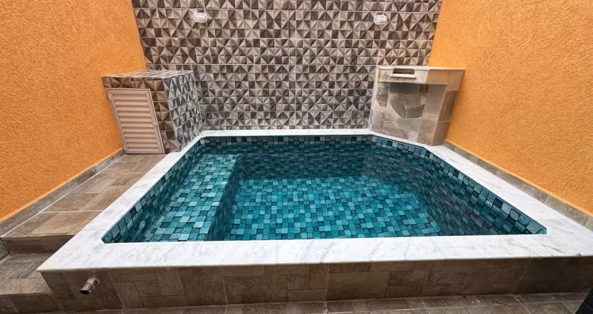 Casa em condomínio com piscina, 2 quartos e churrasqueira em itanhaém.