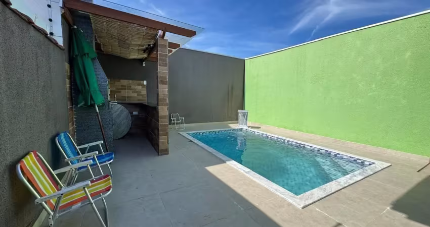 Casa na praia com piscina, 2 quartos e churrasqueira em peruíbe.