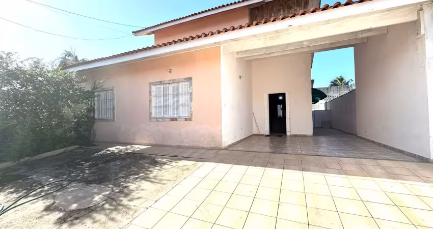Casa à 50m do mar com 3 quartos e piscina em peruíbe.
