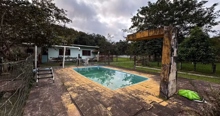 Chácara com 3 quartos, piscina e churrasqueira em itanhaém.