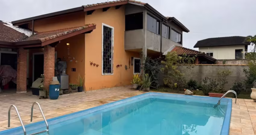 Casa na praia com 5 quartos, piscina e churrasqueira em peruíbe.