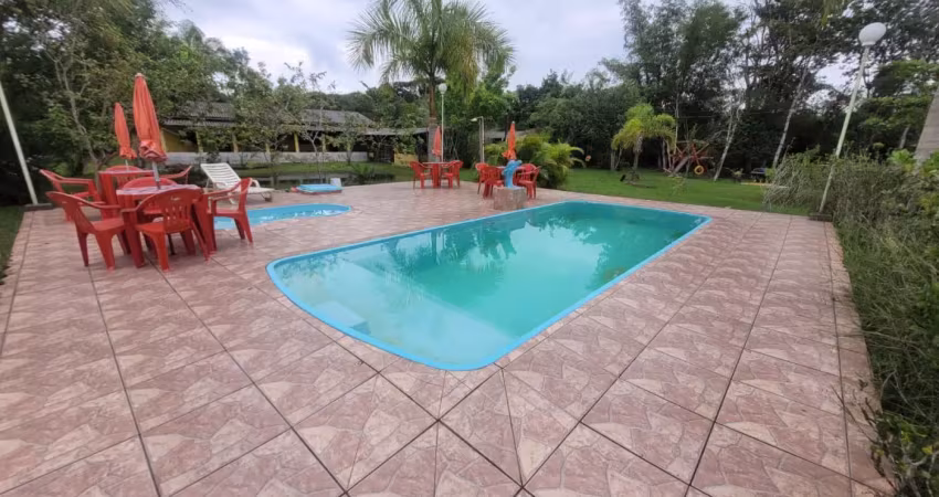 Chácara com 5 quartos, piscina e churrasqueira em itanhaém.