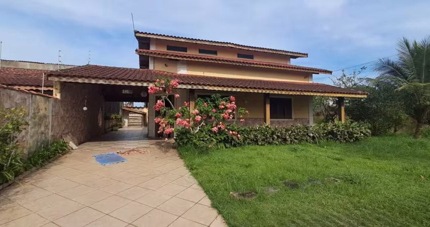 Casa com 3 quartos, área gourmet e espaço para piscina em itanhaém.