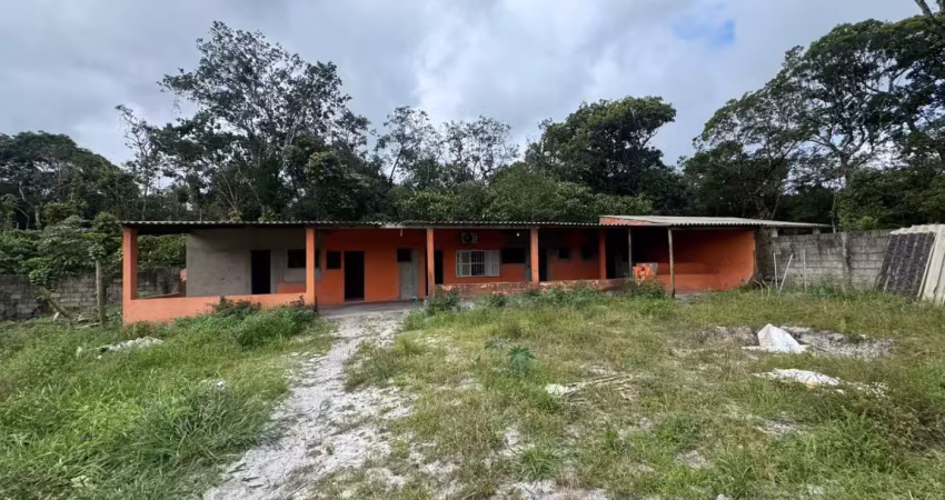 Chácara com 4 quartos e espaço para piscina em itanhaém.
