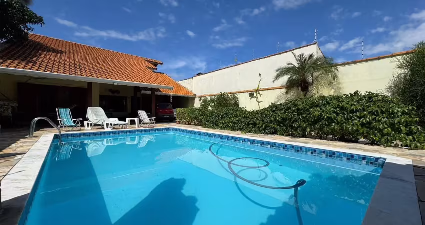 Casa com 5 quartos, piscina e churrasqueira em peruíbe - r$ 900.000,00.