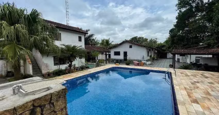 Chácara com 5 quartos, piscina e área gourmet em itanhaém.
