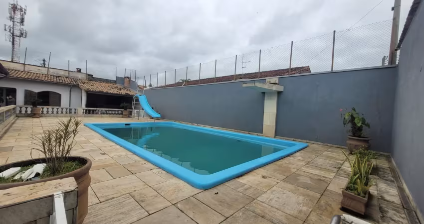 Casa à 60m do mar com piscina e área gourmet em itanhaém.