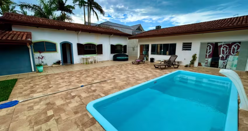 Casa na praia com 3 quartos e piscina em peruíbe - r$ 680.000,00.