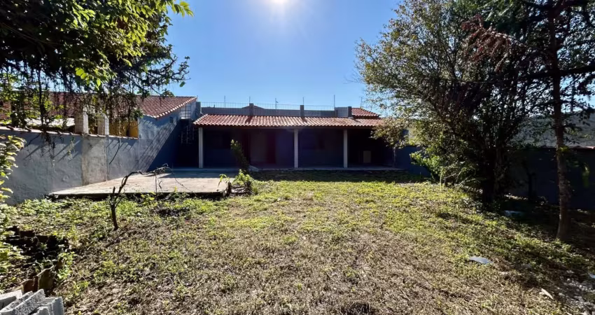 Casa com espaço para piscina e jardim em itanhaém - r$ 260.000,00.