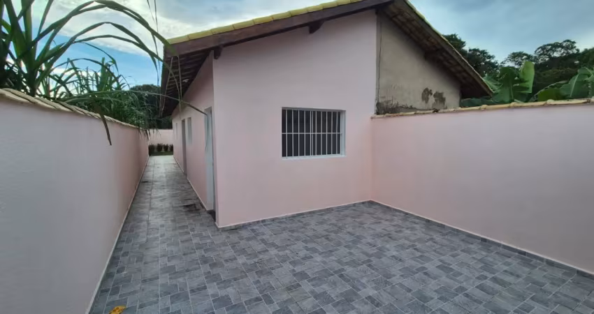 Casa com 2 quartos, espaço para piscina e jardim em itanhaém.