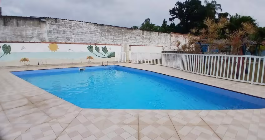 Casa em condomínio com piscina e 2 quartos em itanhaém - r$ 195.000,00.