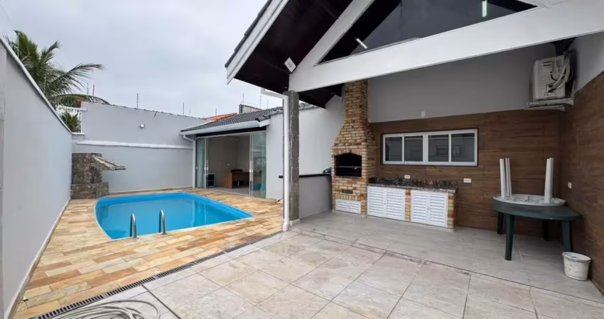 Casa à 80m do mar piscina e 3 quartos em peruíbe - r$ 1.150.000,00.