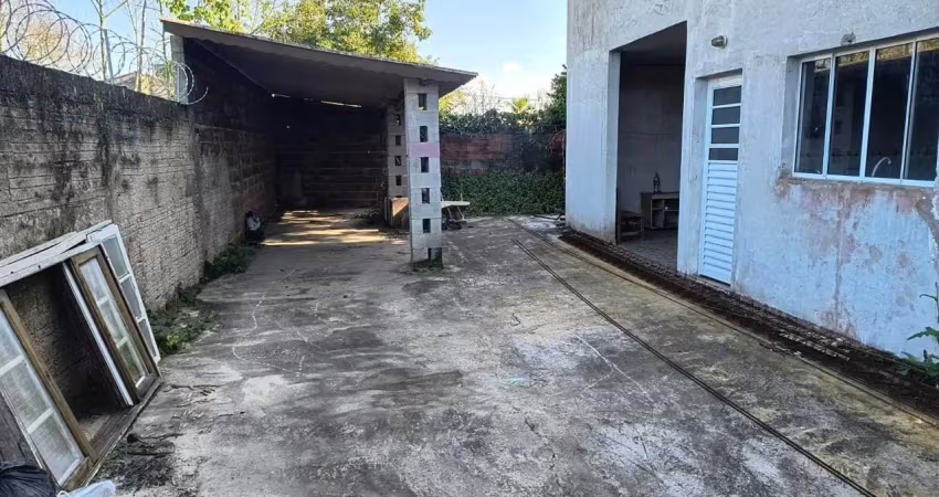Casa com 3 quartos, churrasqueira e espaço para piscina em itanhaém.