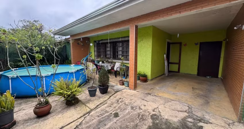 Casa com 3 quartos, churrasqueira e espaço para piscina em itanhaém.