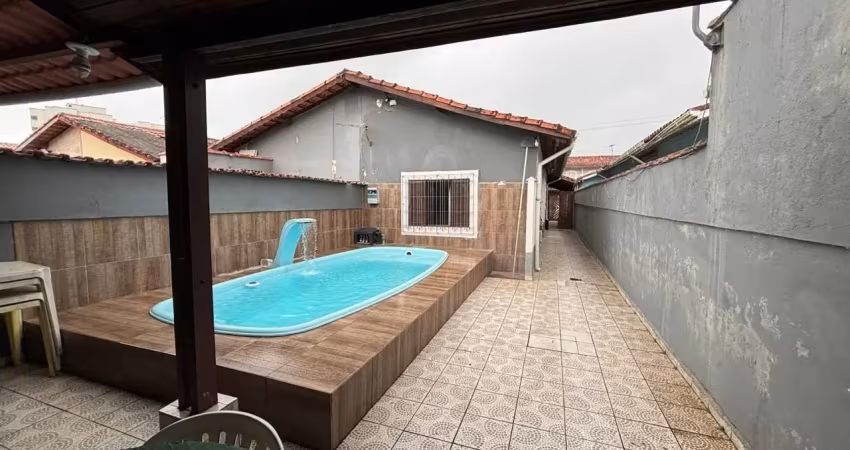 Casa com piscina, 2 quartos, área gourmet e edícula em mongaguá.