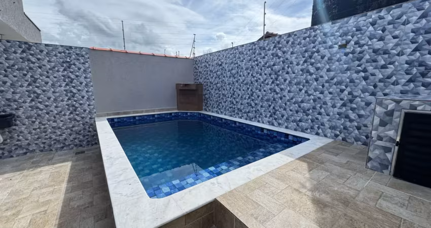 Casa com piscina, 2 quartos e churrasqueira em itanhaém - r$ 370.000,00.