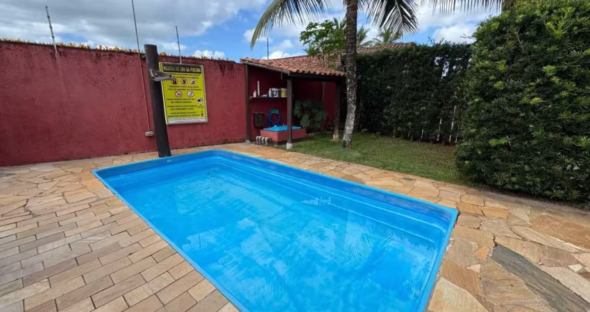 Casa em condomínio com piscina, 2 quartos e área gourmet em itanhaém.