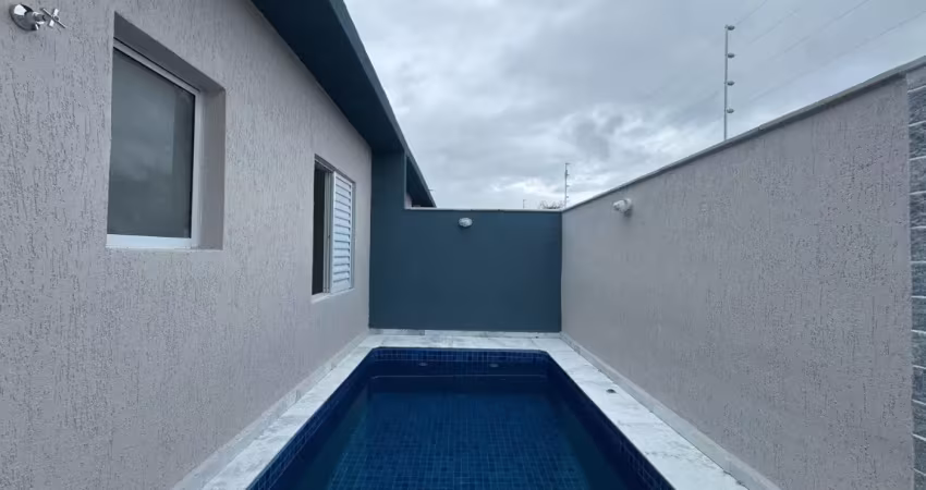 Casa em condomínio com 2 quartos, piscina e churrasqueira em itanhaém.