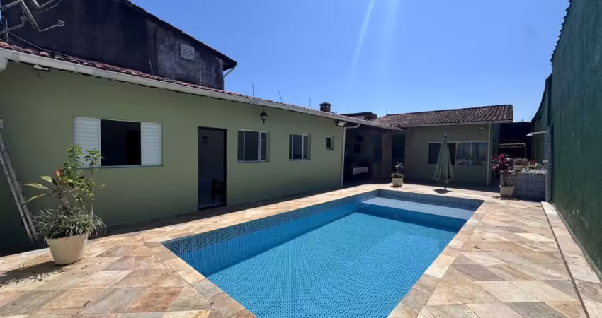 Casa com 3 quartos, piscina e área gourmet em itanhaém - r$ 450.000,00.