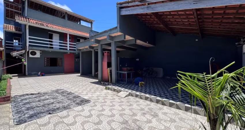 Casa na praia com 4 quartos e área gourmet em itanhaém - r$ 650.000,00.